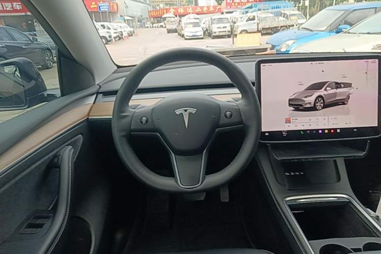 Used Tesla Model Y 2023 Long-Range All-Wheel-Drive Version Steering Wheel