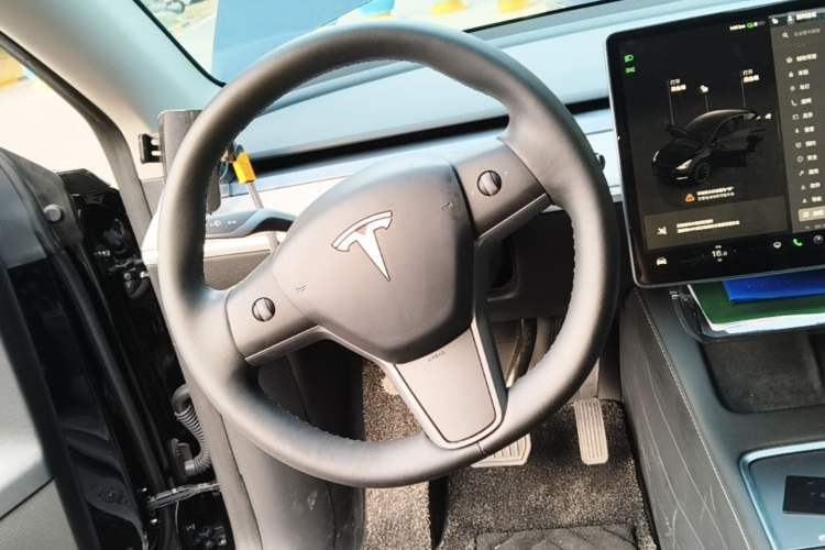 Used Tesla Model Y 2023 Long-Range All-Wheel-Drive Version Steering Wheel