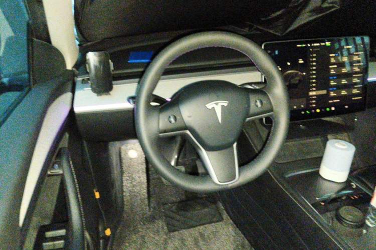 Used Tesla Model Y 2023 Long-Range All-Wheel-Drive Version Steering Wheel