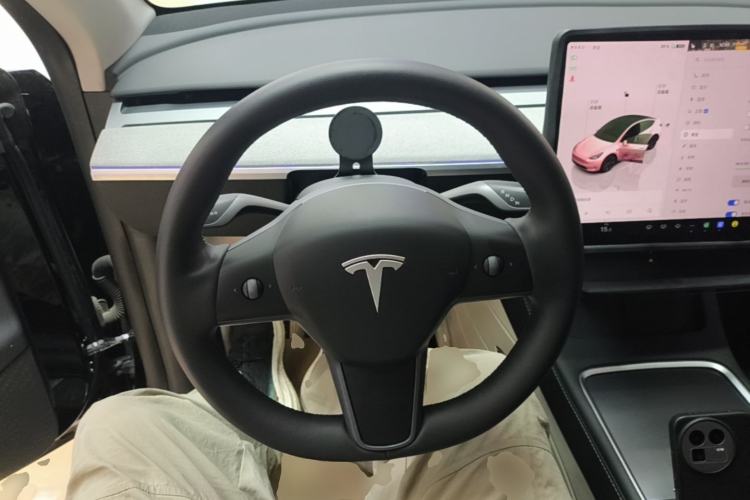 Used Tesla Model Y 2023 Long-Range All-Wheel-Drive Version Steering Wheel