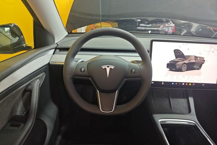 Used Tesla Model Y 2023 Long-Range All-Wheel-Drive Version Steering Wheel