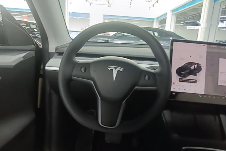 Used Tesla Model Y 2023 Long-Range All-Wheel-Drive Version Steering Wheel