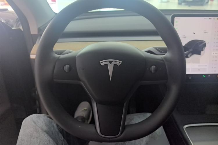 Used Tesla Model Y 2023 Long-Range All-Wheel-Drive Version Steering Wheel