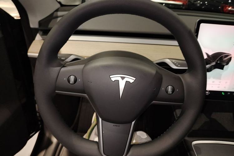 Used Tesla Model Y 2023 Long-Range All-Wheel-Drive Version Steering Wheel