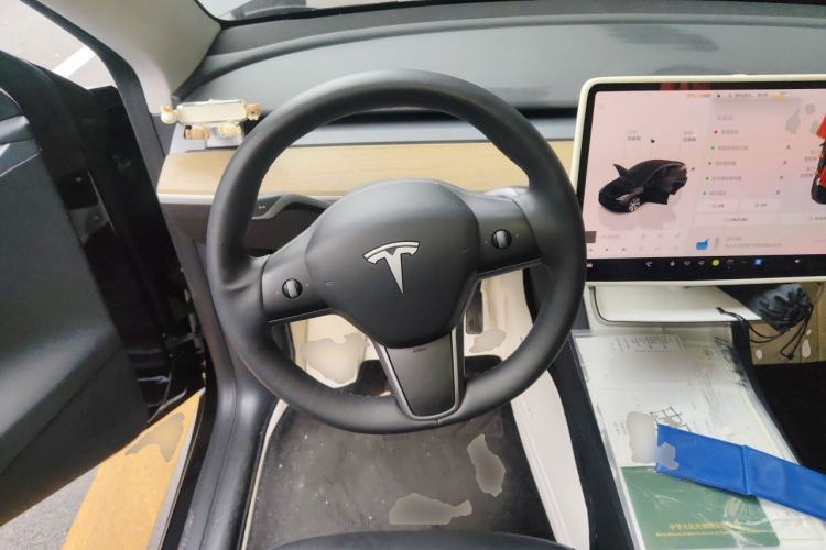 Used Tesla Model Y 2023 Long-Range All-Wheel-Drive Version Steering Wheel