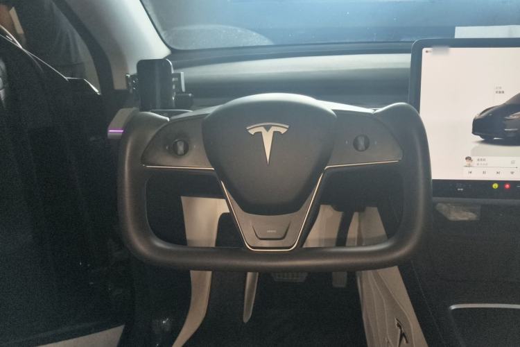Used Tesla Model Y 2023 Long-Range All-Wheel-Drive Version Steering Wheel
