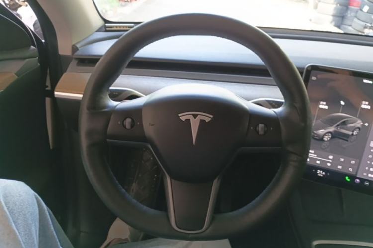 Used Tesla Model Y 2023 Long-Range All-Wheel-Drive Version Steering Wheel