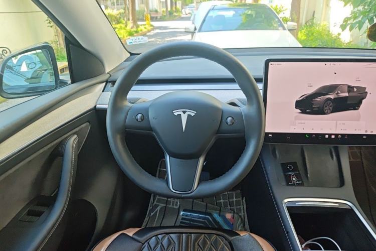Used Tesla Model Y 2023 Long-Range All-Wheel-Drive Version Steering Wheel