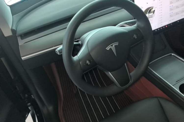 Used Tesla Model Y 2023 Long-Range All-Wheel-Drive Version Steering Wheel