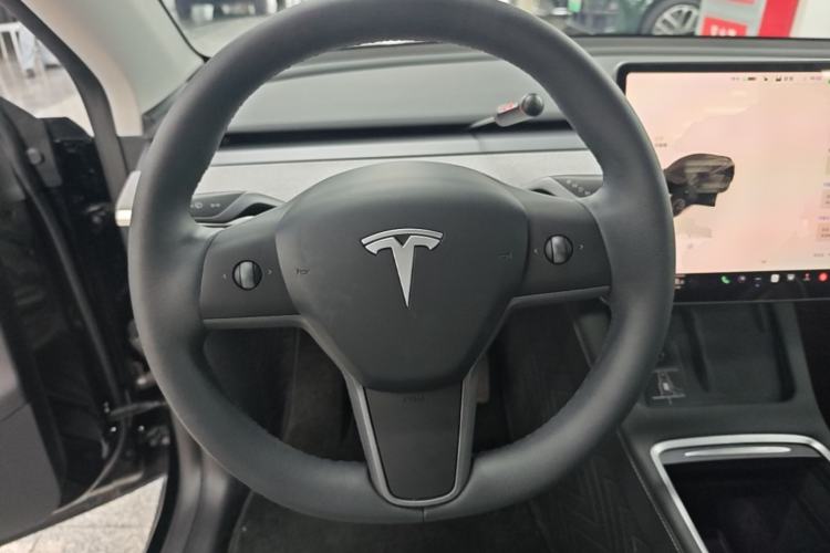Used Tesla Model Y 2023 Long-Range All-Wheel-Drive Version Steering Wheel