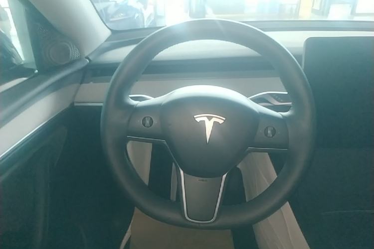 Used Tesla Model Y 2023 Long-Range All-Wheel-Drive Version Steering Wheel
