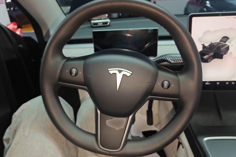 Used Tesla Model Y 2023 Long-Range All-Wheel-Drive Version Steering Wheel