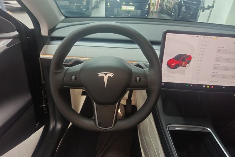 Used Tesla Model Y 2023 Long-Range All-Wheel-Drive Version Steering Wheel
