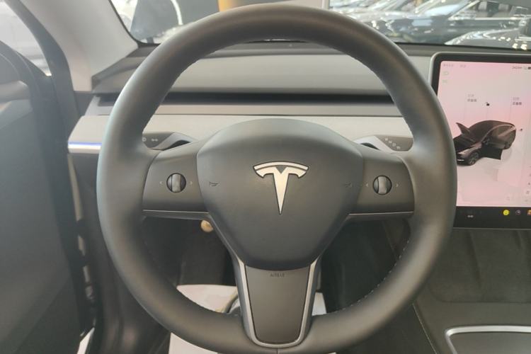 Used Tesla Model Y 2023 Long-Range All-Wheel-Drive Version Steering Wheel