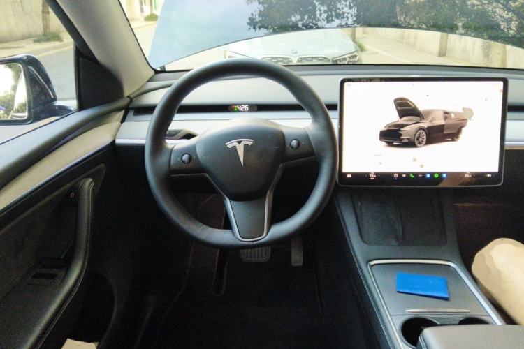 Used Tesla Model Y 2023 Long-Range All-Wheel-Drive Version Steering Wheel