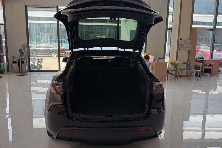 Used Tesla Model Y 2023 Long-Range All-Wheel-Drive Version Trunk
