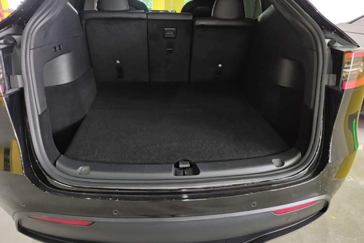 Used Tesla Model Y 2023 Long-Range All-Wheel-Drive Version Trunk