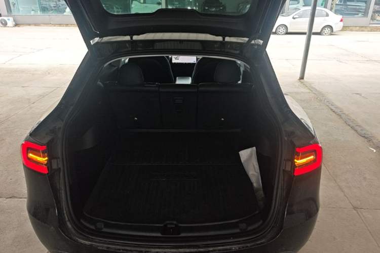 Used Tesla Model Y 2023 Long-Range All-Wheel-Drive Version Trunk
