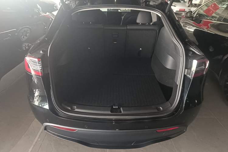 Used Tesla Model Y 2023 Rear-Wheel-Drive Version Trunk