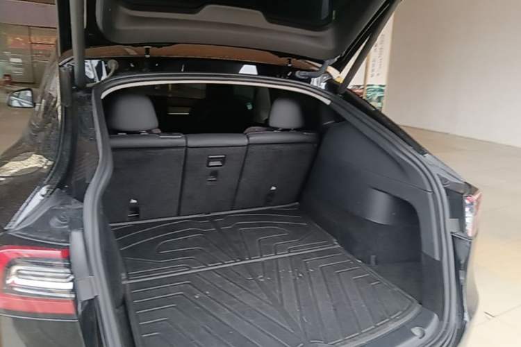 Used Tesla Model Y 2023 Long-Range All-Wheel-Drive Version Trunk