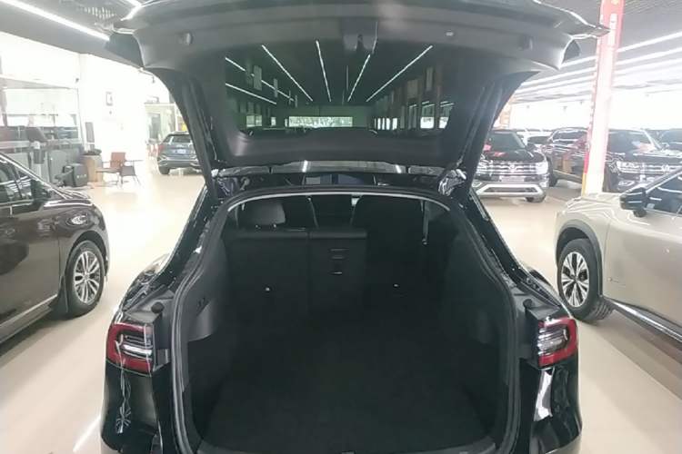 Used Tesla Model Y 2023 Rear-Wheel-Drive Version Trunk
