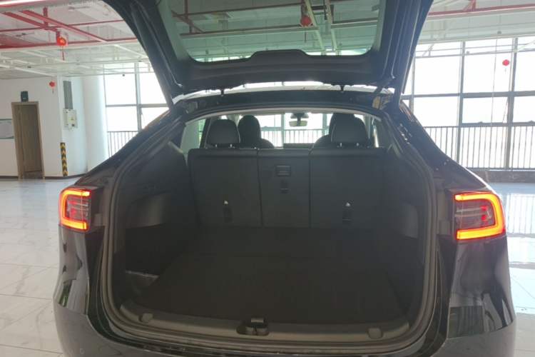 Used Tesla Model Y 2023 Rear-Wheel-Drive Version Trunk