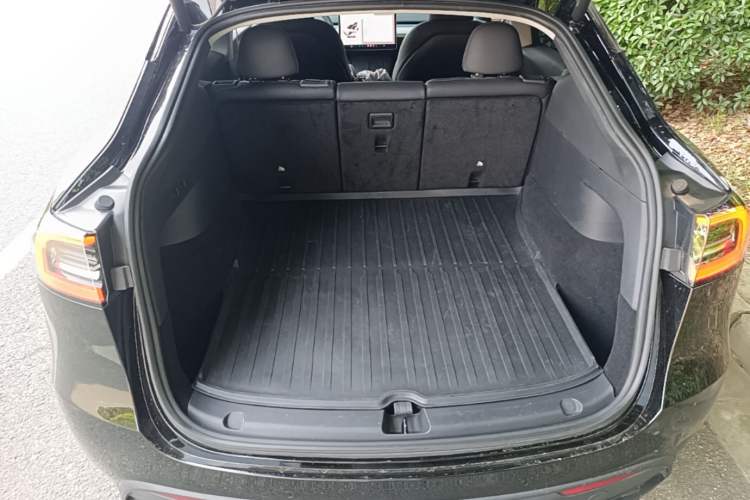 Used Tesla Model Y 2023 Rear-Wheel-Drive Version Trunk
