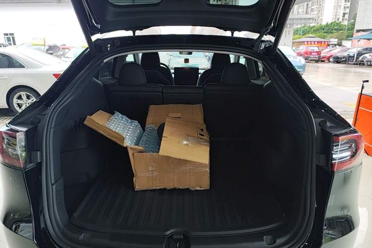 Used Tesla Model Y 2023 Long-Range All-Wheel-Drive Version Trunk
