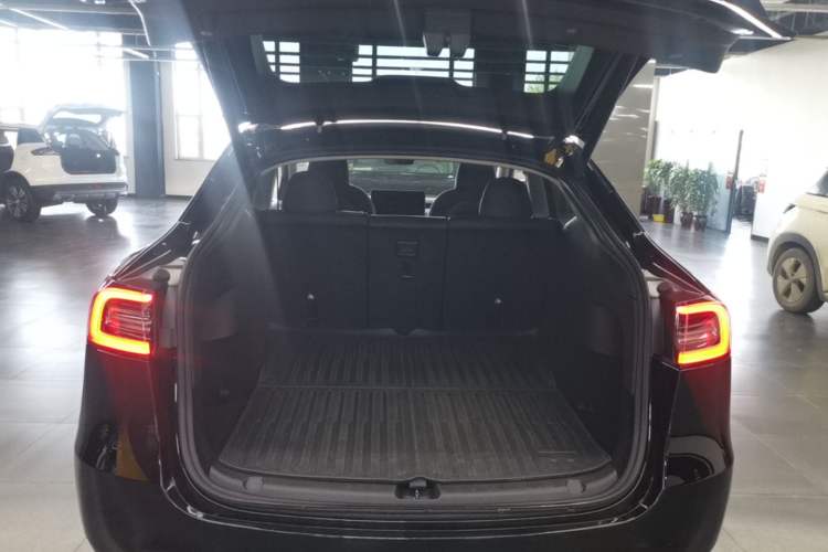 Used Tesla Model Y 2023 Rear-Wheel-Drive Version Trunk