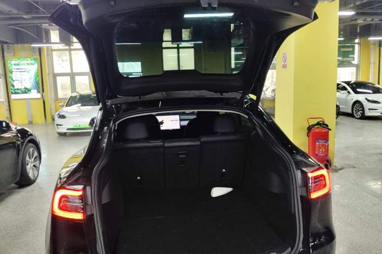 Used Tesla Model Y 2023 Long-Range All-Wheel-Drive Version Trunk