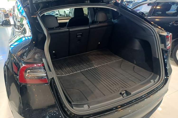 Used Tesla Model Y 2023 Long-Range All-Wheel-Drive Version Trunk
