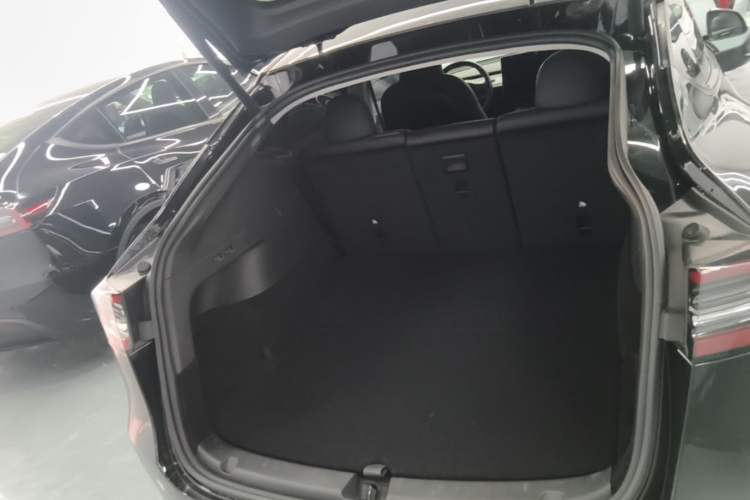Used Tesla Model Y 2023 Long-Range All-Wheel-Drive Version Trunk