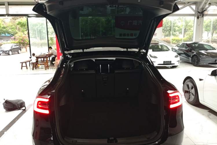 Used Tesla Model Y 2023 Rear-Wheel-Drive Version Trunk