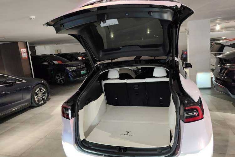Used Tesla Model Y 2023 Long-Range All-Wheel-Drive Version Trunk