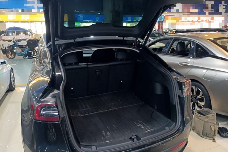 Used Tesla Model Y 2023 Long-Range All-Wheel-Drive Version Trunk