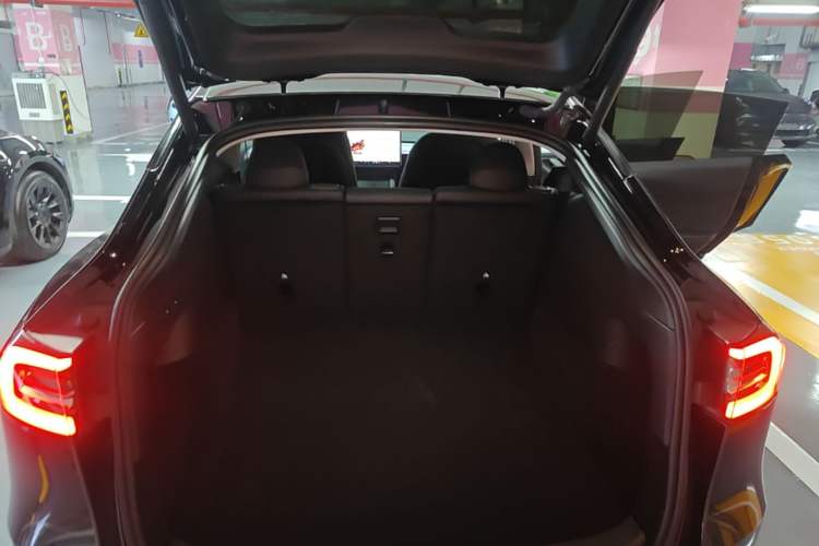 Used Tesla Model Y 2023 Rear-Wheel-Drive Version Trunk