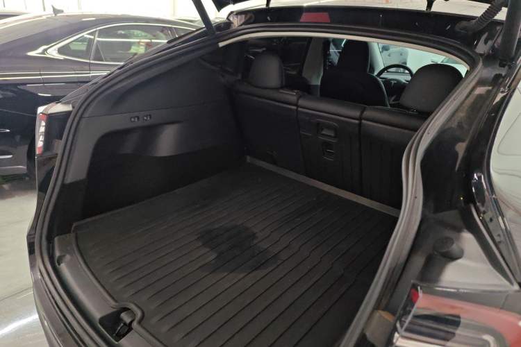 Used Tesla Model Y 2023 Rear-Wheel-Drive Version Trunk