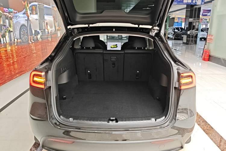 Used Tesla Model Y 2023 Long-Range All-Wheel-Drive Version Trunk