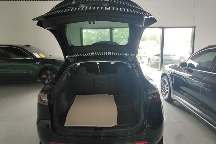 Used Tesla Model Y 2023 Rear-Wheel-Drive Version Trunk