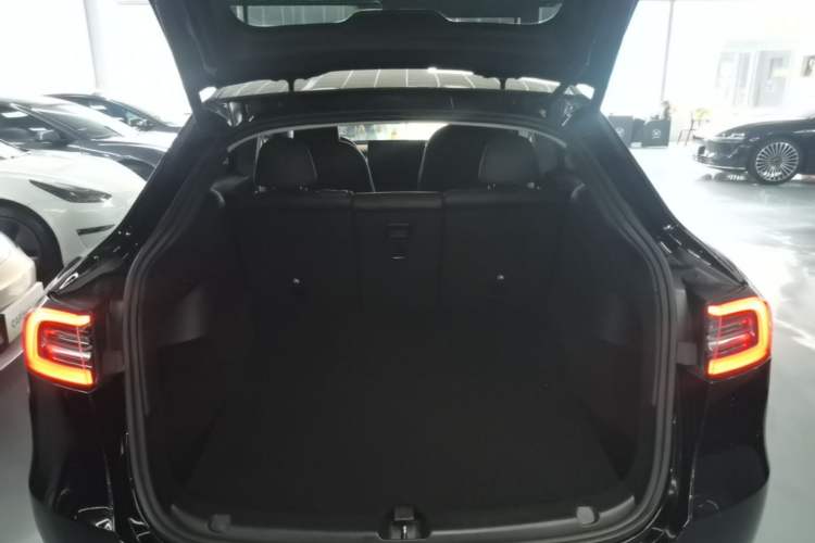 Used Tesla Model Y 2023 Rear-Wheel-Drive Version Trunk