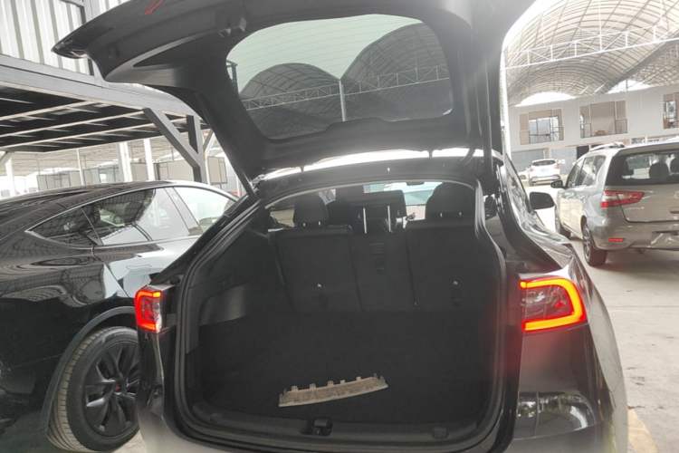 Used Tesla Model Y 2023 Long-Range All-Wheel-Drive Version Trunk