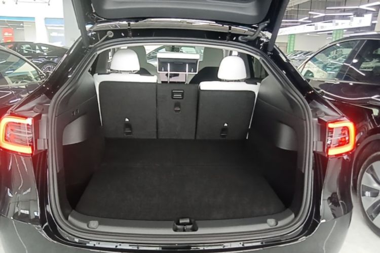 Used Tesla Model Y 2023 Long-Range All-Wheel-Drive Version Trunk
