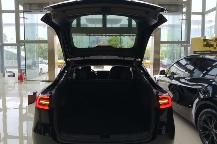 Used Tesla Model Y 2023 Rear-Wheel-Drive Version Trunk