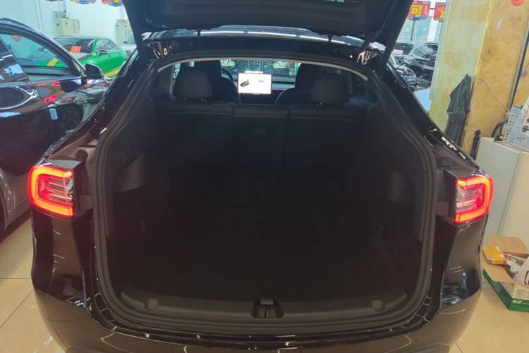 Used Tesla Model Y 2023 Rear-Wheel-Drive Version Trunk