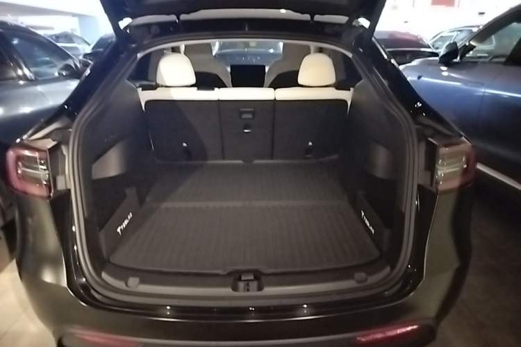 Used Tesla Model Y 2023 Rear-Wheel-Drive Version Trunk