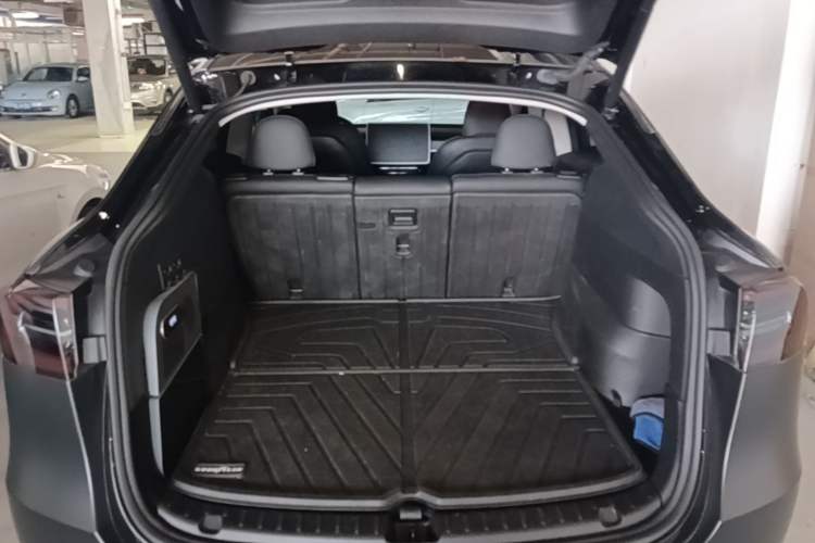 Used Tesla Model Y 2023 Long-Range All-Wheel-Drive Version Trunk