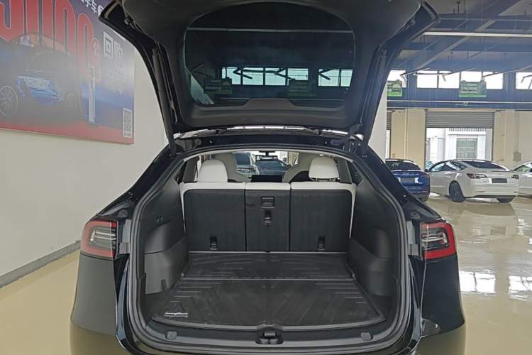 Used Tesla Model Y 2023 Long-Range All-Wheel-Drive Version Trunk