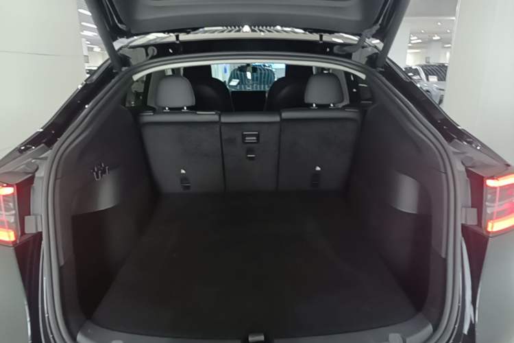 Used Tesla Model Y 2023 Long-Range All-Wheel-Drive Version Trunk