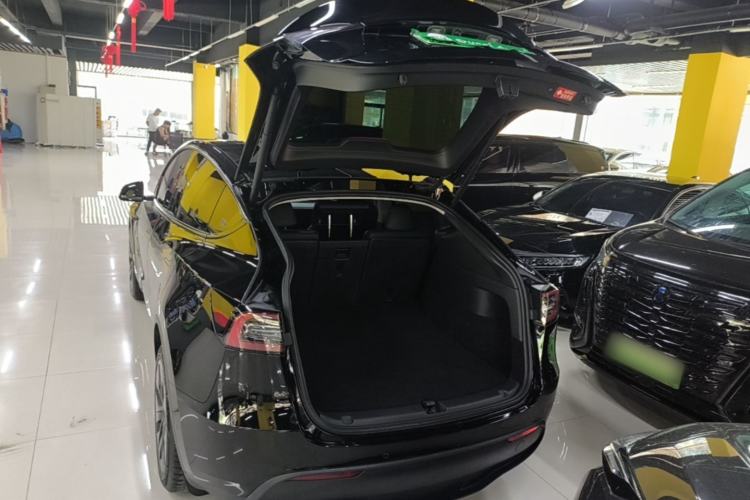 Used Tesla Model Y 2023 Long-Range All-Wheel-Drive Version Trunk