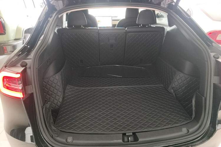 Used Tesla Model Y 2023 Long-Range All-Wheel-Drive Version Trunk